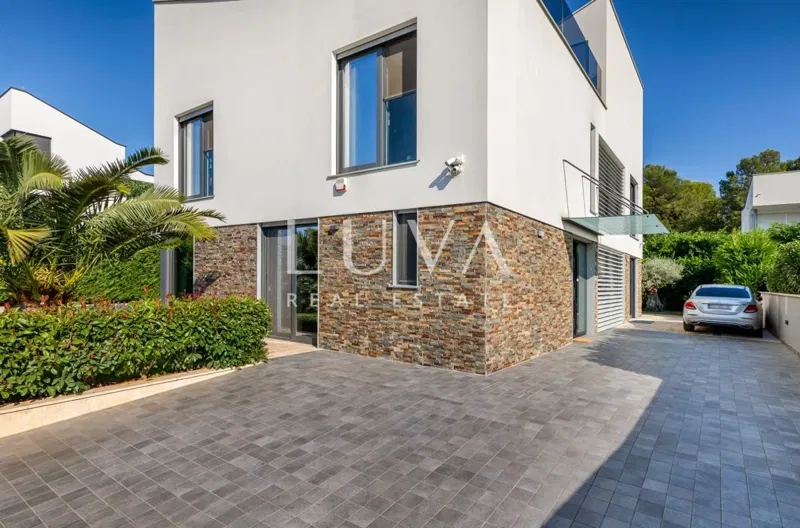 Isztria, Fažana, modern villa medencével a tenger mellett, 330 m2 – 3