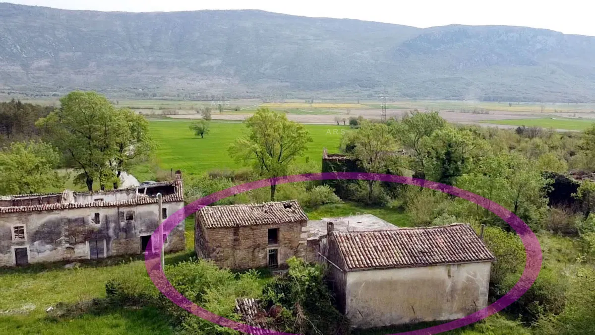 Istarska kamena kuća s pogledom na planine