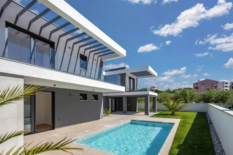 Villa costiera moderna con piscina riscaldata ed esclusiva terrazza sul tetto – 3