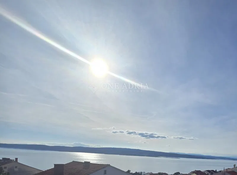 CRIKVENICA - DVOSOBAN STAN SA POGLEDOM I GARAŽOM! – 2