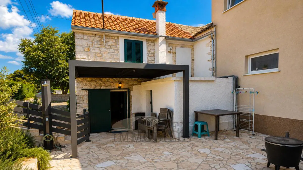 Sveti Petar u Šumi – renovirana kamena istarska kuća s ograđenim dvorištem