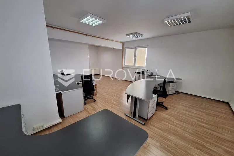 Karlovac, Ilovac, poslovna zgrada 530 m² s uredima i skladištem, odlična lokacija