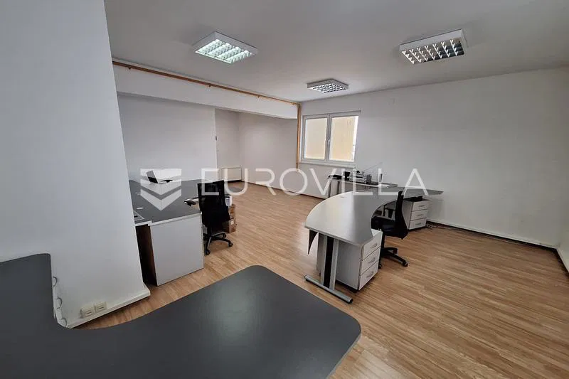 Karlovac, Ilovac, poslovna zgrada 530 m² s uredima i skladištem, odlična lokacija