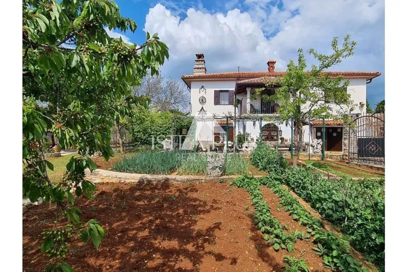 Istra, Oprtalj/Buje okolica - Kamena kuća na mirnoj lokaciji sa lijepim velikim zemljištem !