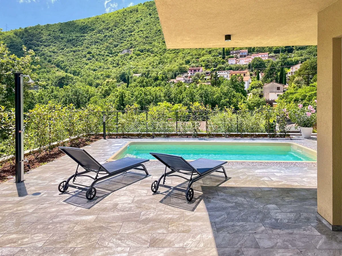 MOŠĆENIĆKA DRAGA - PREDIVNA VILA SA BAZENOM!