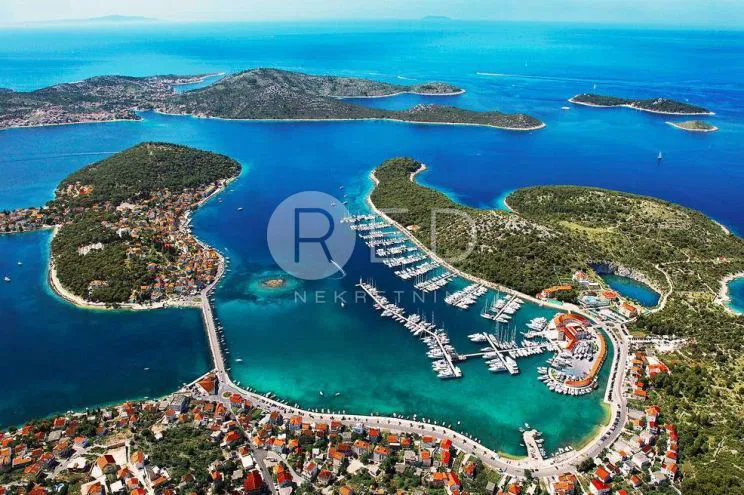 EKSKLUZIVNO ZEMLJIŠTE U ROGOZNICI PRVI RED DO MORA – 3