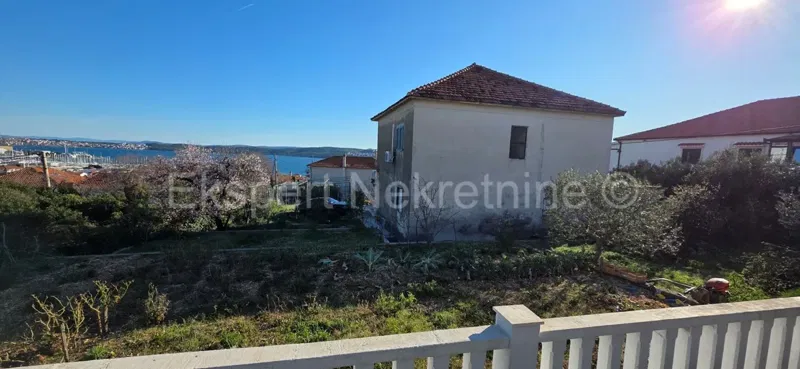 Seget Donji – Prostrana kuća s panoramskim pogledom na more!