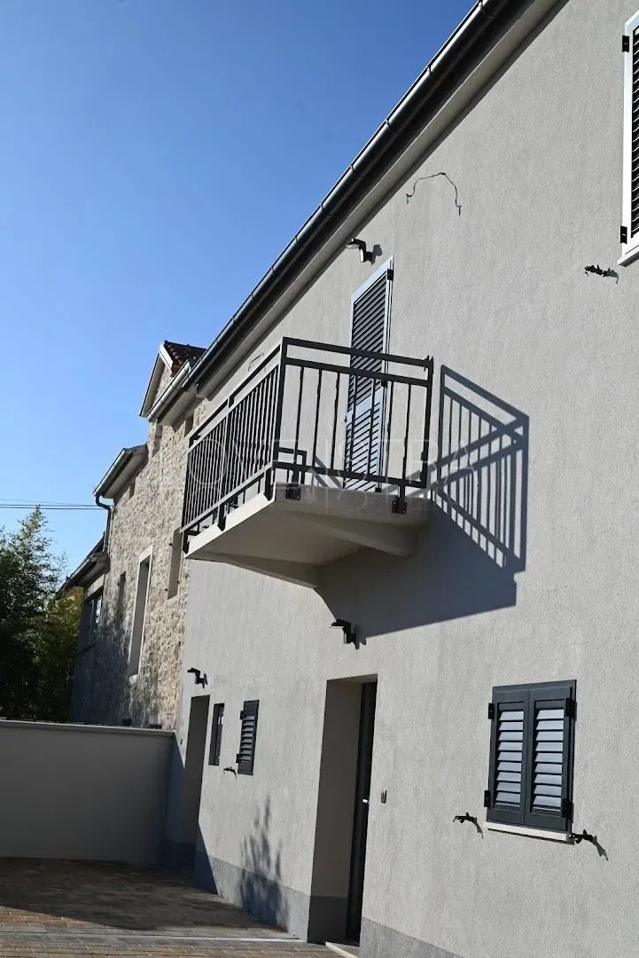 KUĆA SA 3 APARTAMNA, 800M OD MORA!