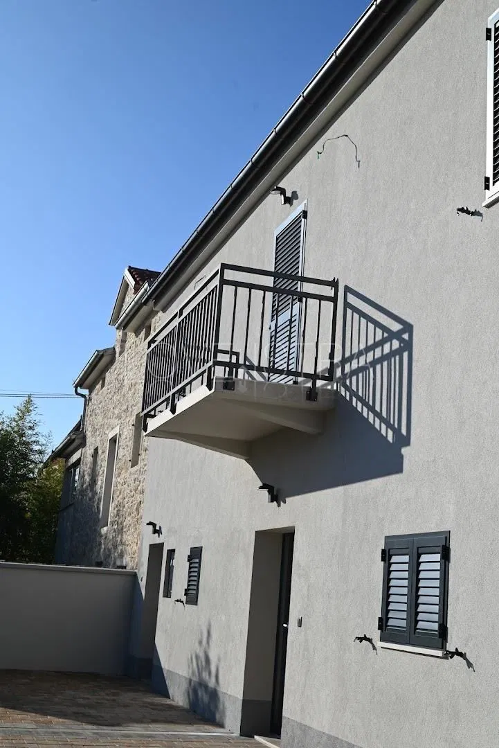 KUĆA SA 3 APARTAMNA, 800M OD MORA!