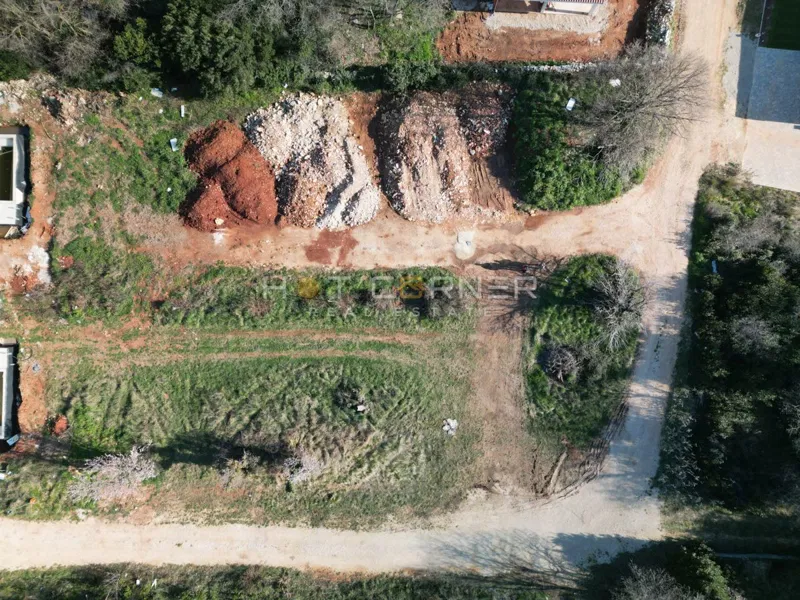 Medulin – zazidljivo zemljišče 1.200 m², 900 m od morja – 3