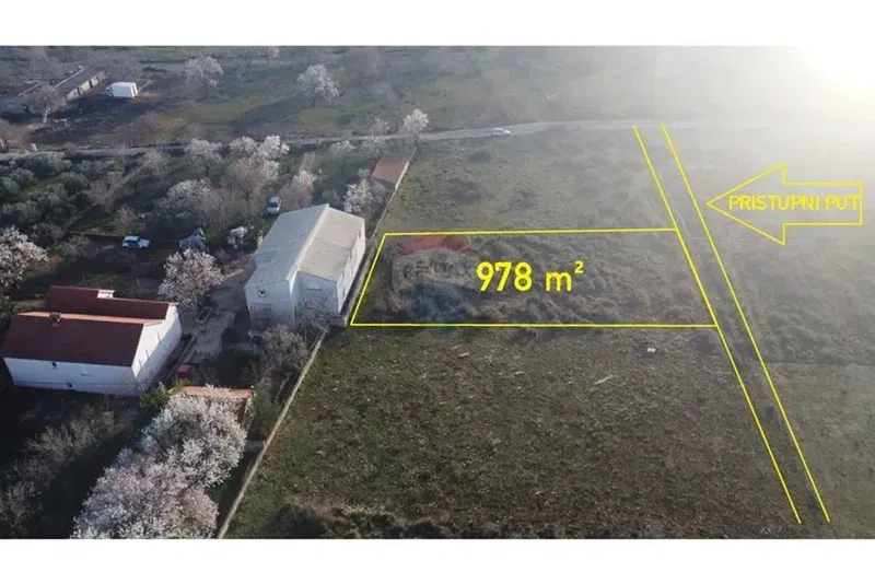 ZEMUNIK GORNJI - GRAĐEVINSKO ZEMLJIŠTE SA IDEJNIM PROJEKTOM