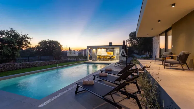 Svetvinčenat környéke, új modern villa medencével – 2