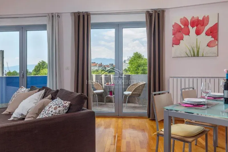 Appartamento splendidamente arredato in un edificio con ascensore, parcheggio privato e vista mare nel centro della città – 3