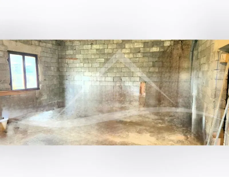 Roh-bau stambeno-poslovna jedinica s velikom okućnicom (300m2)!!