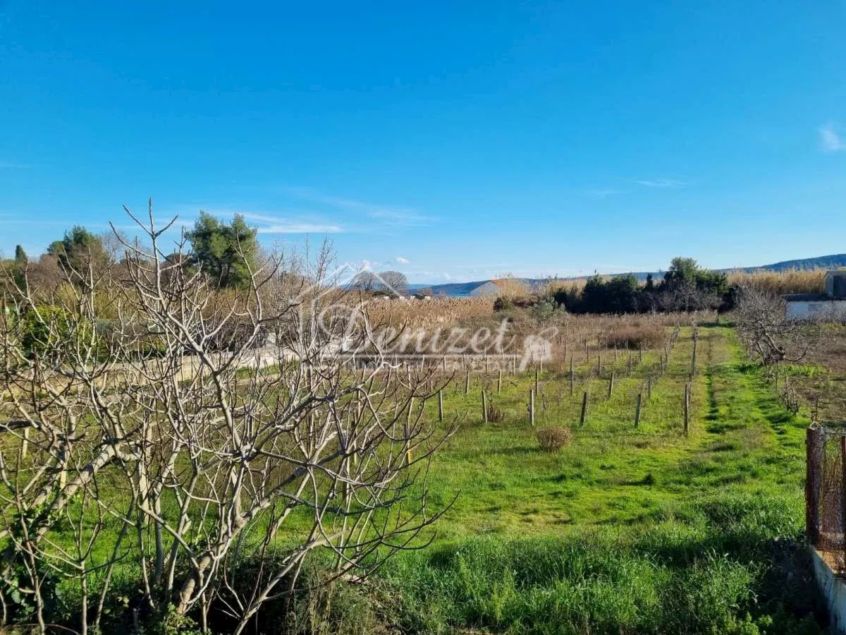 Kaštel Štafilić, građevinsko zemljište od 3606 m2 blizu mora