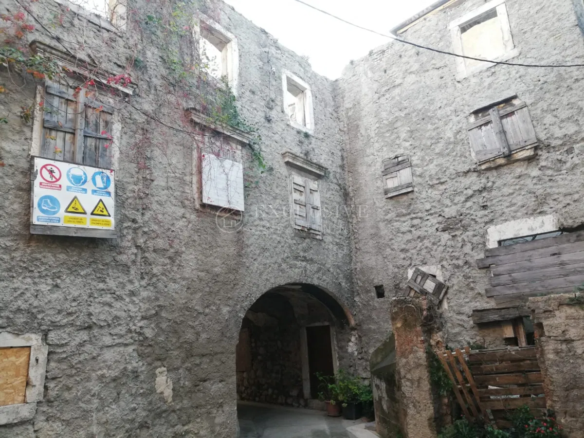 Senj, centar, zgrada 450 m2 za adaptaciju