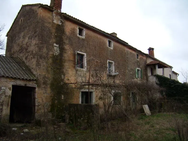 Bale, okolica, veliko zemljište s kućom za renovaciju