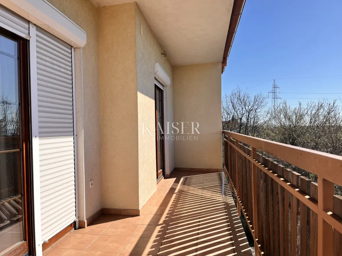 Rijeka, Marinići - casa con locali commerciali in una posizione popolare