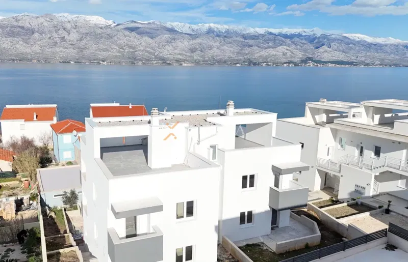Ražanac, prizemni apartman 95,19 m2, vrt, garaža