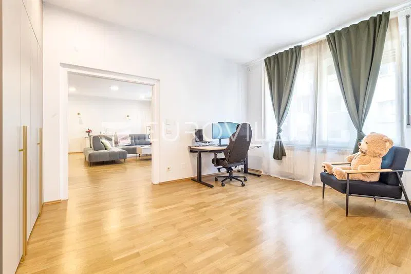 Zagreb, center, two-bedroom apartment 128 m² with two balconies and garage, elevator – 3
