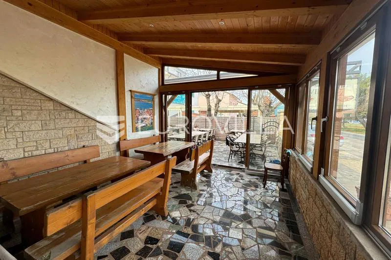 Istra, Umag, uhodana konoba površine 120 m² s vanjskom terasom površine 130 m²