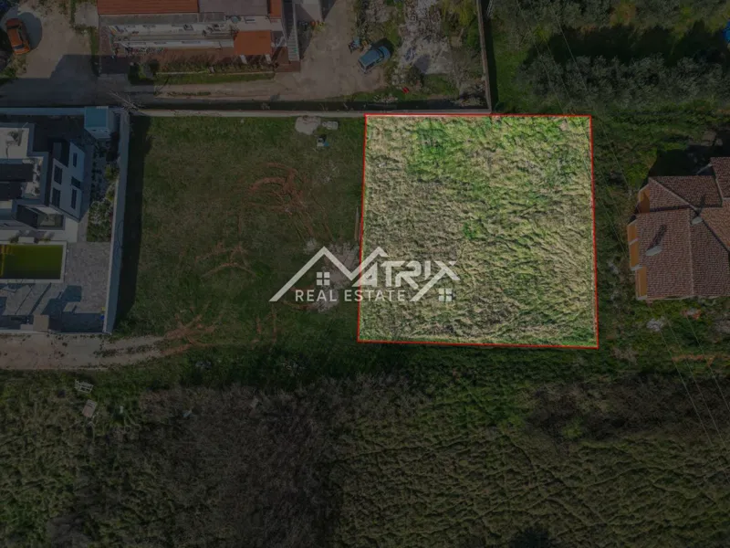 Pula okolica, građevinsko zemljište 825 m² s projektom i bazenom – 2