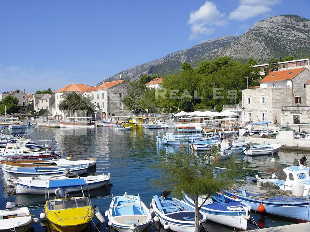 Immobili Brač – Appartamento arredato con due balconi e ampio garage, a Bol, in vendita