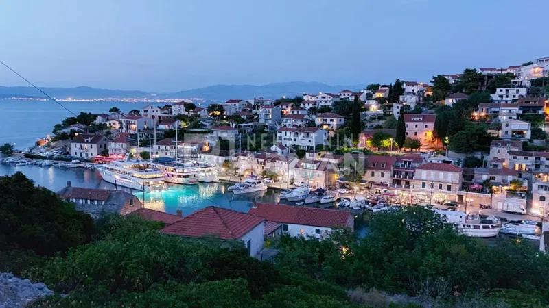 OTOK ŠOLTA - Stomorska- GRAĐEVNA PARCELA BLIZU MORA
