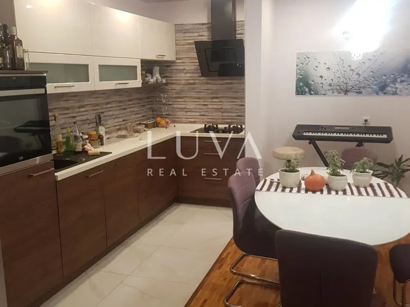 Vrbovsko, Spacious 200 m² House for Sale – 3