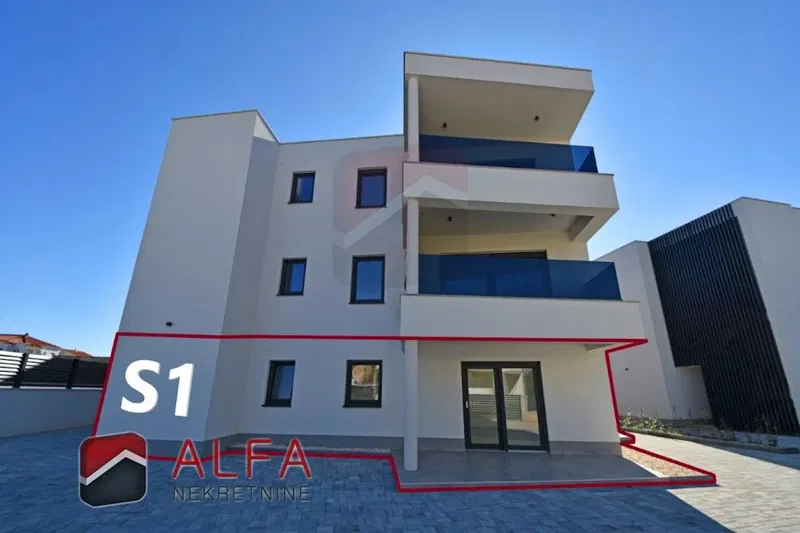 Vodice, új kényelmes földszinti lakás eladó, 120 m2-es kerttel – 2