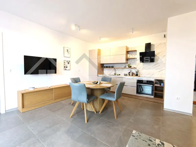 Ciovo Immobilien – Voll möblierte Wohnung in einem modernen Neubau mit Aufzug und Garage, zum Verkauf