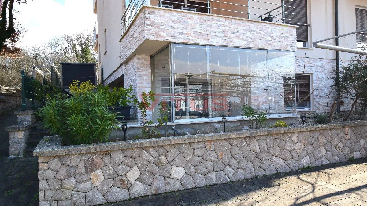 Opremljen jednosobni apartman u prizemlju sa okućnicom (s2288)
