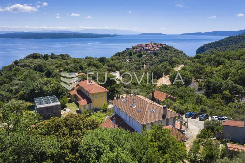 Cres, Beli, investicijska prilika, pansion s 13 soba, vlasnički apartma, 14 kupaonica, restoran
