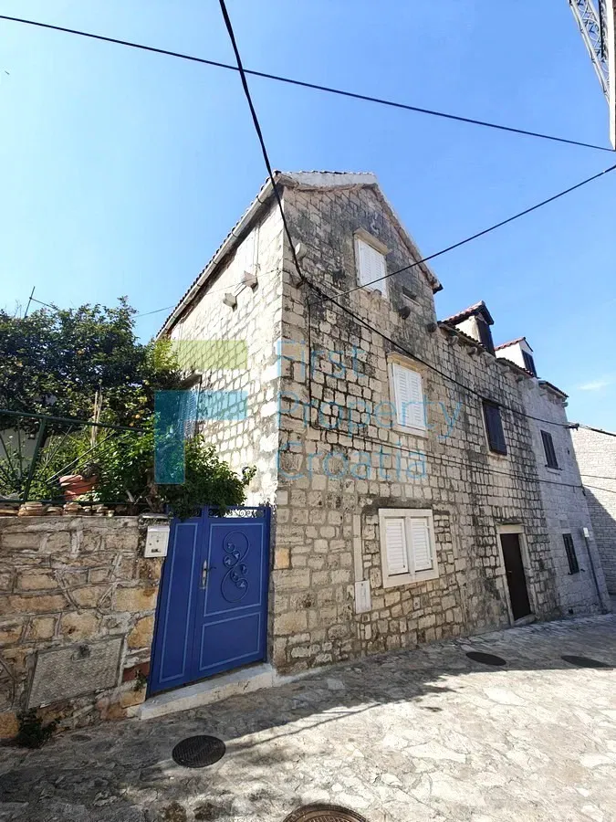 BR1758 - Kőház a tenger és a strand közelében, Brač, eladó