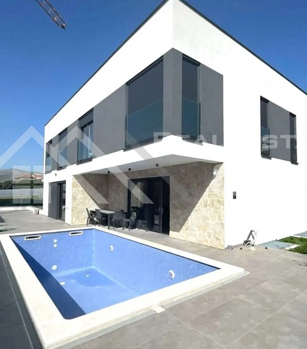 Immobili Trogir – Elegante villa arredata con garage situata in una posizione tranquilla, in vendita