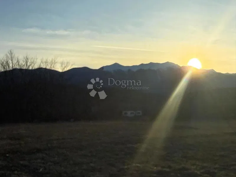 LOVINAC ZEMLJIŠTE S POGLEDOM NA VELEBIT I ZIR 5280 M2