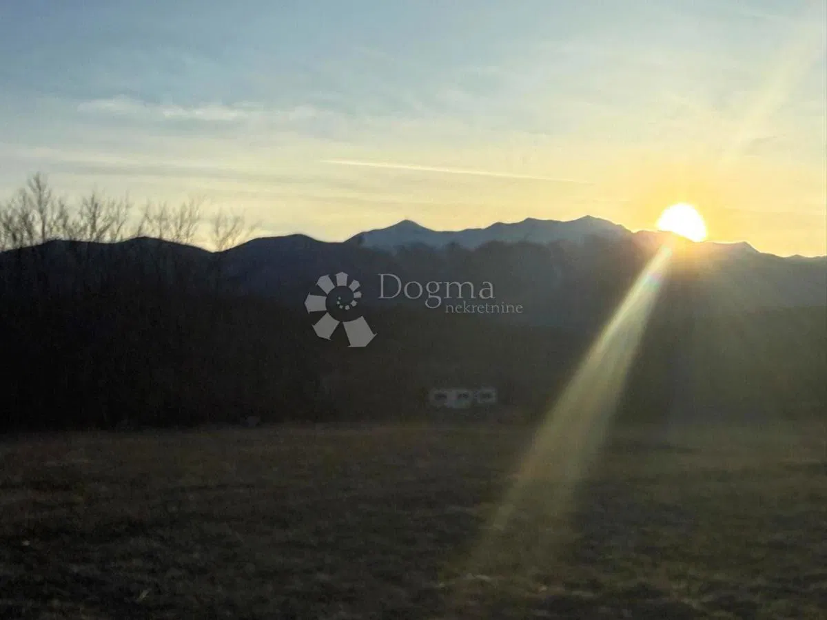 LOVINAC ZEMLJIŠTE S POGLEDOM NA VELEBIT I ZIR 5280 M2