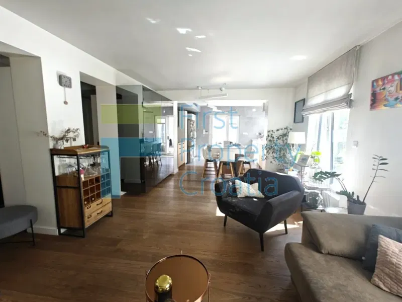 ST1760 - Luxus apartman medencével és garázzsal, Split, eladó