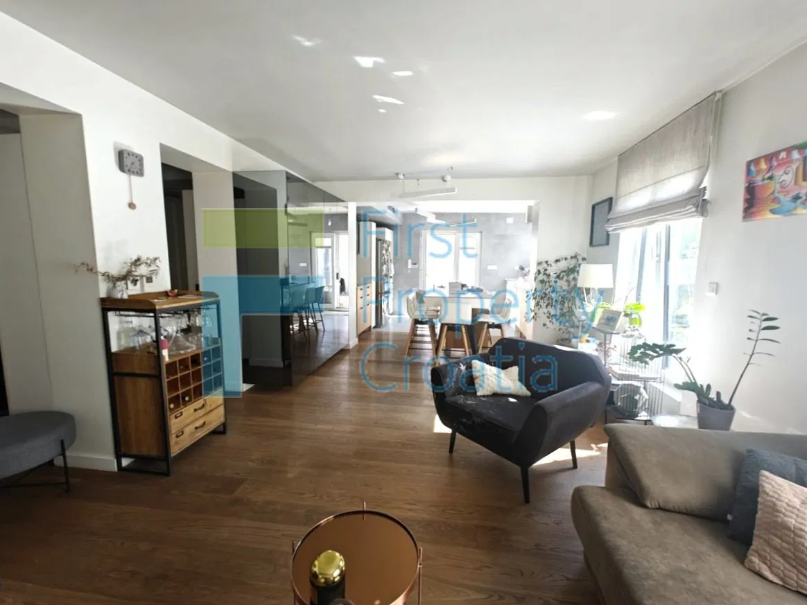 ST1760 - Luksusowy apartament z basenem i garażem, Split, na sprzedaż
