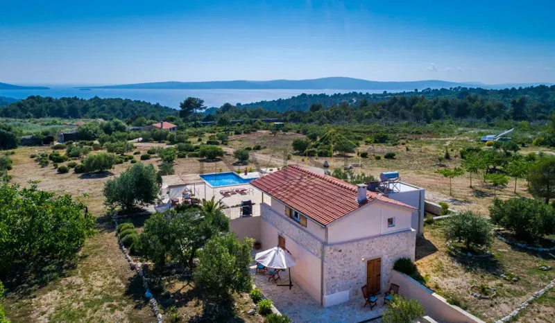 STONE VILLA IN AN 13 000 m2 OLIVE GROVE ON THE ISLAND OF BRAČ–SEA VIEW – 3