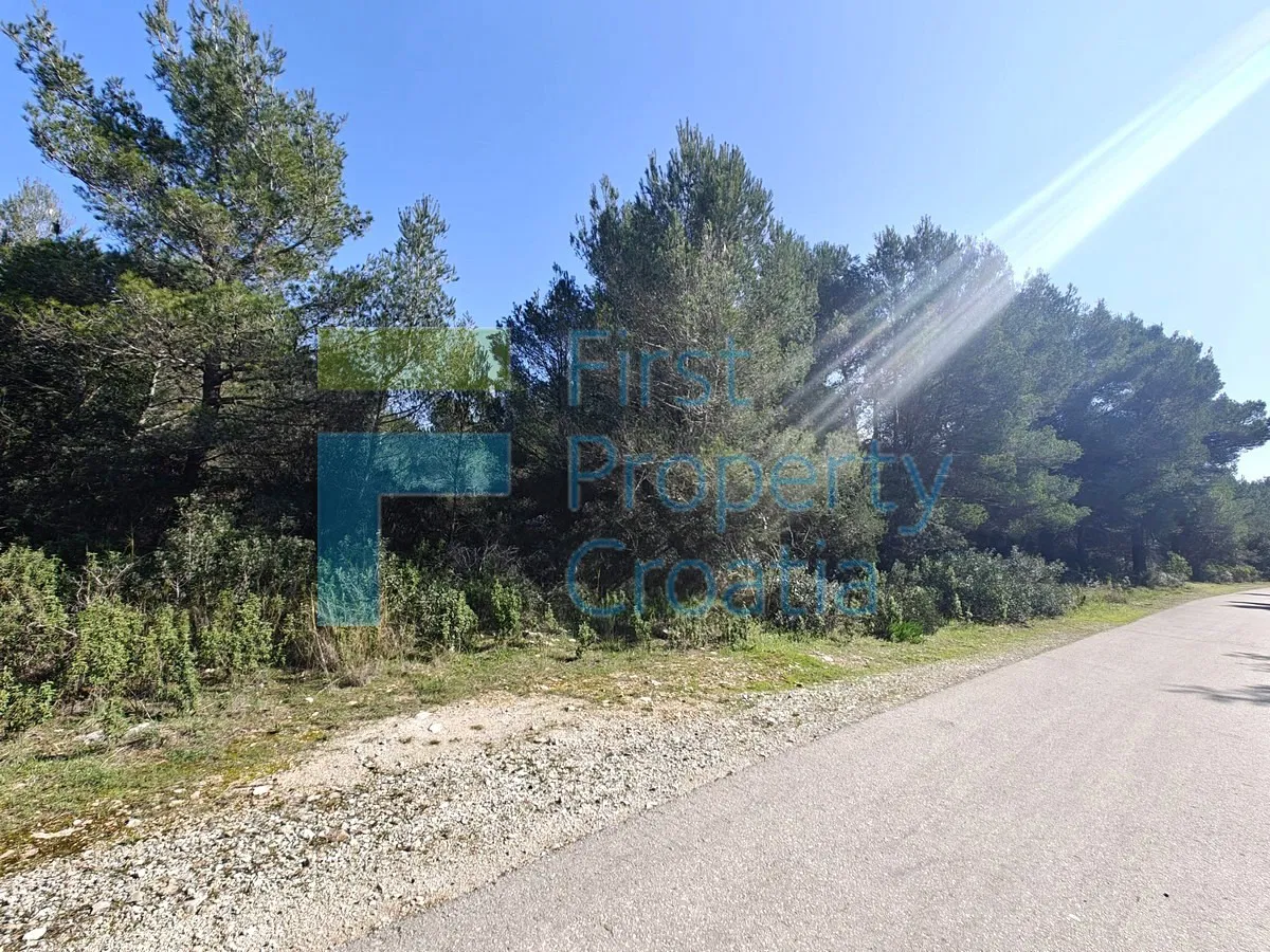BR1762 - Nagy mezőgazdasági terület öbölben, Brač, eladó