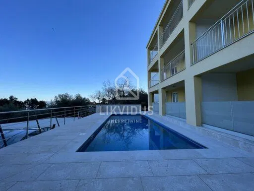 Vila sa šest apartmana, Ravni