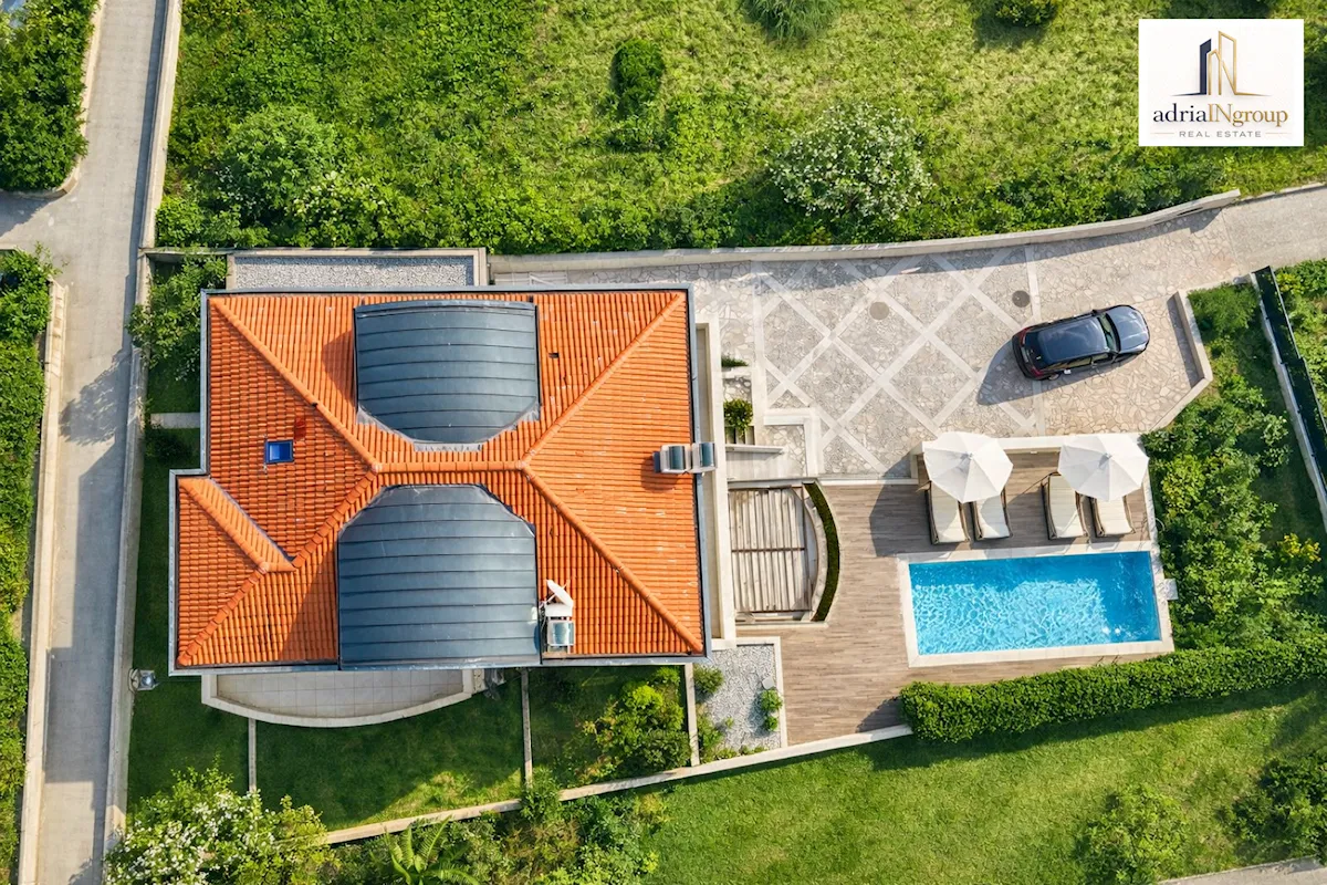 KUĆA S BAZENOM, PODSTRANA (tri stana) POGLED -150 m OD MORA čitaj opis
