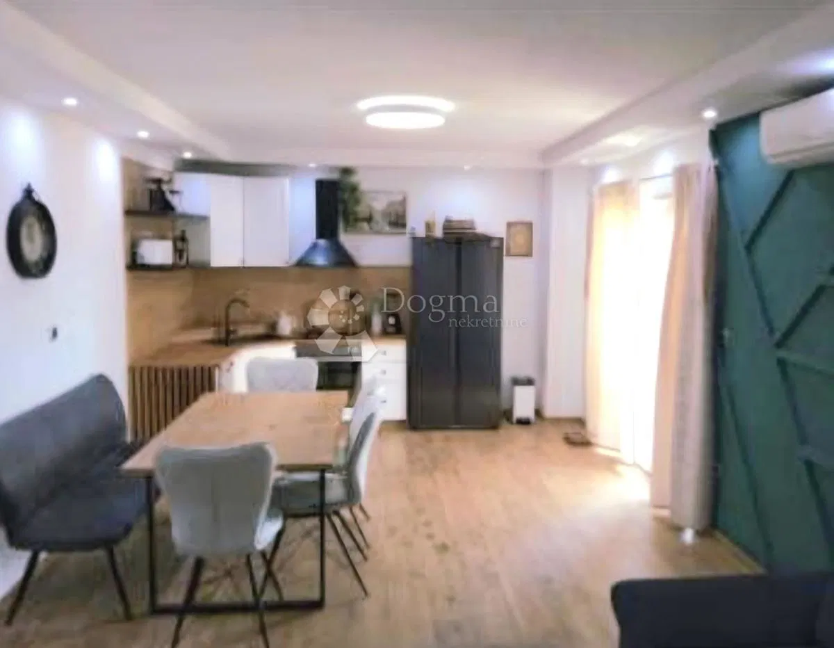 Dvosoban stan s dodatnim apartmanom, Dugi Rat
