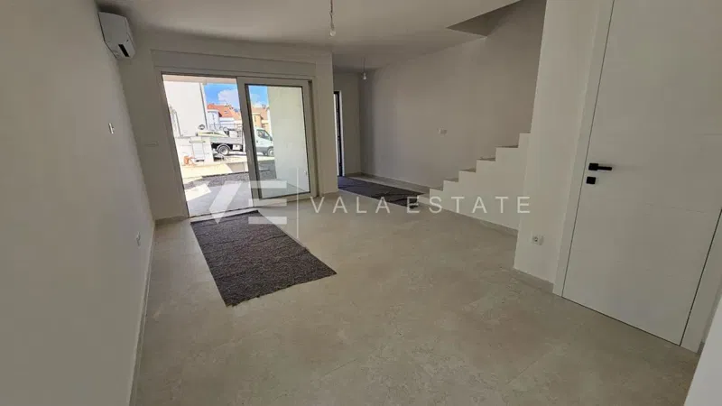 NEW DETACHED HOUSE WITH SWIMMING POOL IN A QUIET LOCATION – 3