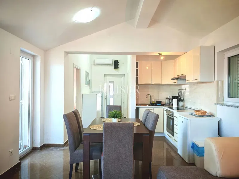 Остров Крк, Чижичи — двухкомнатная квартира площадью 55 м², всего в 60 м от моря. – 2