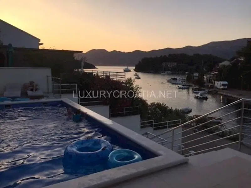 Vila uz more s bazenom za prodaju Korčula