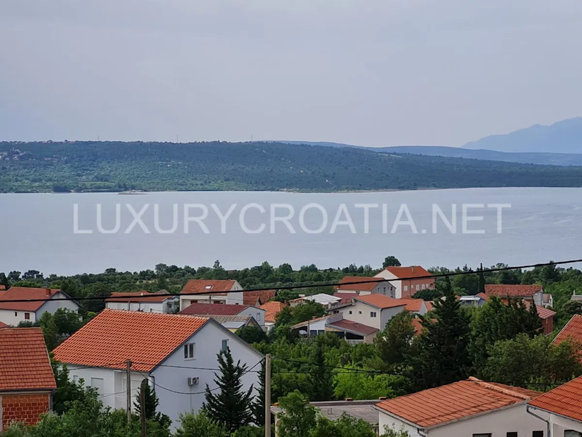 Čudovita rezidenca s bazenom in panoramskim pogledom na morje na prodaj blizu Zadra