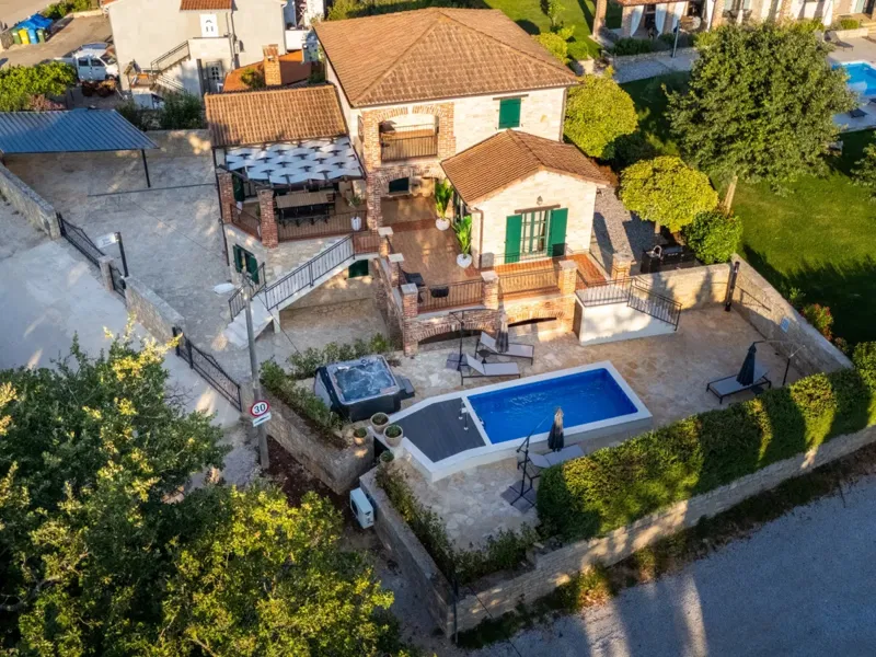Istra – renovirana vila s bazenom, 5 spavaćih soba, kategorizacija 4★, mirna lokacija