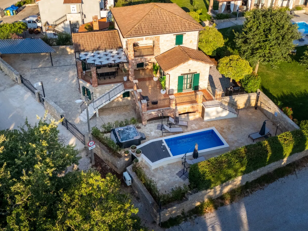 Istrien – renovierte Villa mit Pool, 5 Schlafzimmer, 4-Sterne-Kategorie, ruhige Lage